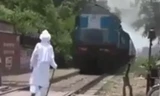 Đấu đầu với tàu hỏa, thoát chết trong gang tấc