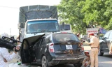 Ô tô 7 chỗ đấu đầu xe tải, 4 người chết tại chỗ