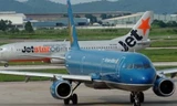 Máy bay Vietnam Airlines (màu xanh) và Jetstar Pacific trên sân bay - Ảnh minh họa
