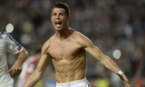 C. Ronaldo cởi áo khoe cơ bắp cuồn cuộn