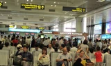 Hành khách chờ làm thủ tục tại sân bay quốc tế Nội Bài - Hà Nội. 