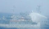 Tàu Trung Quốc vây hãm và phun nước vào tàu kiểm ngư Việt Nam. (Ảnh: Văn Sơn/TTXVN)