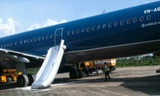 Đắn đo xử phạt khách mở cửa thoát hiểm máy bay VNA