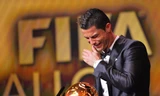 Ronaldo và đôi mắt ngấn lệ mừng vui khi nhận giải.