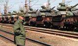 Lính Nga giám sát việc đưa xe tăng của Ukraine rời khỏi Crimea. Với việc đổi mới, quân đội Nga đã có bộ mặt khác ở Crimea - Ảnh: Reuters