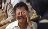 Thân nhân của những người đi trên QZ8501 suy sụp. Ảnh: European Pressphoto Agency.