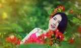 Anh Thư đẹp rạng rỡ bên hoa phượng
