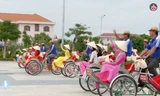 Thí sinh hoa hậu trải nghiệm xích lô du lịch dạo phố