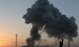 Khói bốc lên sau một vụ tấn công ở Ghazni. (Nguồn: AFP/TTXVN) 