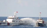 Cận cảnh tàu Trung Quốc uy hiếp tàu Việt Nam