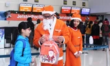 Gần 100 ông già noel tặng quà tại sân bay