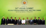 Tổng Thư ký ASEAN Lê Lương Minh (ngoài cùng, bên phải) và các bộ trưởng ngoại giao ASEAN trước Hội nghị Bộ trưởng Ngoại giao ASEAN tại thủ đô Nay Pyi Taw của Myanmar hôm 10/5. Ảnh: Xinhua
