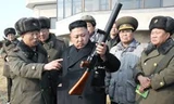 Nhà lãnh đạo Kim Jong-un kiểm tra vũ khí tại một đơn vị quân đội