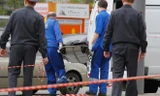 Thi thể nạn nhân được đưa lên xe cứu thương. Ảnh: Interfax.