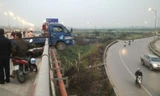 Chiếc xe tải mắc kẹt trên thành cầu Thanh Trì. Ảnh: Thanh Hà
