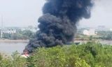 Tàu cánh ngầm cháy ngùn ngụt trên sông Sài Gòn