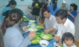 Bí thư Quảng Ngãi ăn cơm chung với người nghèo