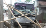 Xe khách nát đầu vì đâm vào nhà dân ven đường