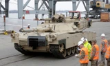 Xe tăng chiến đấu Abrams của Mỹ tại cảng của thủ đô Riga, Latvia vào ngày 9/3/2015. Ảnh: Reuters