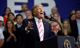 Tổng thống Mỹ Donald Trump phát biểu tại buổi mít tinh ở Alabama. Ảnh: Reuters
