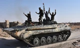 Quân đội Syria reo hò chiến thắng ở Deir ez-Zor ngày 11/9. Ảnh: AFP