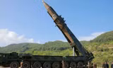 Tên lửa được cho là Hwasong-14 của Triều Tiên. Ảnh: KCNA