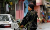 Binh sĩ Philippines đứng gác trên đường phố Marawi hôm 27/5. Ảnh: Reuters.