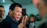 Tổng thống Philipin Rodrigo Duterte đến viếng các binh lính bị giết tại thành phố Marawi trong cuộc chiến với phiến quân Hồi giáo cực đoan vào ngày 26/5. Ảnh: Dinh Tổng thống Malacanang cung cấp