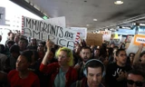 Người biểu tình phản đối sắc lệnh cấm người nhập cư của Trump.
