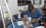 Các cháu học sinh tiểu học phải nhập viện sau bữa cơm chiều ngày 10/2