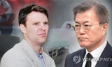 Otto Warmbier (trái) và Tổng thống Hàn Quốc Moon Jae-in (phải).