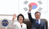 Tổng thống Hàn Quốc Moon Jae-in và phu nhân Kim Jung Sook tại Căn cứ Không quân Seoul, Seongnam, phía nam Seoul, trước khi sang Mỹ vào ngày 28/6. Ảnh: Yonhap