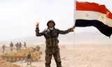 Binh sĩ Syria ăn mừng việc phá bỏ thành công vòng vây hãm của IS ở Deir ez-Zor. Ảnh: Sputnik