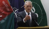 Bộ trưởng Quốc phòng Mỹ James Mattis tổ chức họp báo tại trụ sở của Resolute Support ở Kabul. Ảnh: AFP