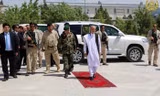 Tổng thống Afghanistan Ashraf Ghani thăm căn cứ quân sự Mazar-i-Sharif sau vụ tấn công của Taliban. Ảnh: AP