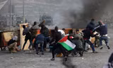 Những người Palestine tham gia biểu tình bạo lực phản đối quyết định của Tổng thống Donald Trump. Ảnh: Sputnik