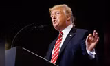 Tổng thống Mỹ Donald Trump dọa sẽ đóng cửa chính phủ nếu không có tiền xây tường biên giới tại sự kiện ở Phoenix hôm 22/8. Ảnh: Reuters