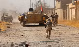 Quân đội và Lực lượng Động viên rộng rãi Iraq (PMF) tấn công IS ở ngoại ô Tal Afar. Ảnh: Reuters