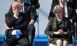 Tổng thống Mỹ Donald Trump và Thủ tướng Anh Theresa May trong một buổi lễ tại trụ sở mới của NATO trước hội nghị thượng đỉnh. Ảnh: Reuters