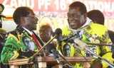 Tổng thống Zimbabwe Robert Mugabe (trái) khi còn thân thiết với cựu cấp phó Emmerson Mnangagwa. Ảnh: Twitter