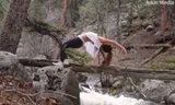 ‘Sống ảo’ tập yoga trên cầu độc mộc, cô gái ngã lộn cổ xuống sông
