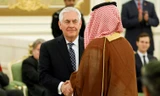 Ngoại trưởng Mỹ Rex Tillerson bắt tay với một người Hồi giáo trong chuyến thăm Ả Rập Saudi của Tổng thống Donald Trump cuối tuần qua. Ảnh: Reuters