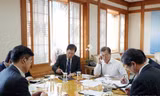 Tổng thống Hàn Quốc Moon Jae-in điện đàm cho người đồng cấp Mỹ Donald Trump về Triều Tiên. Ảnh: Yonhap