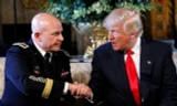 Tổng thống Mỹ Donald Trump bắt tay tướng Herbert Raymond McMaster sau khi khi công bố quyết định bổ nhiệm tân cố vấn an ninh quốc gia Mỹ ở Florida hôm 20/2. Ảnh: Reuters.