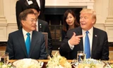Tổng thống Mỹ Donald Trump (phải) và người đồng cấp Hàn Quốc Moon Jae-in trong bữa tối tại Nhà Trắng ngày 29/6. Ảnh: Yonhap
