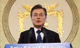 Tổng thống Hàn Quốc Moon Jae-in trong cuộc họp báo đánh dấu 100 ngày cầm quyền. Ảnh: Yonhap