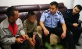 Cậu bé Miao được cảnh sát đưa về nhà sau 24 ngày "sống hoang dã". 