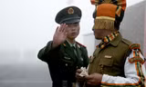 Binh sĩ Trung Quốc (đưa tay) và binh sĩ Ấn Độ tại biên giới hai nước. Ảnh: AFP