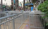 Hàng rào cao ngang đầu người được lắp đặt hơn 2 tháng nay.