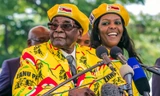 Tổng thống Zimbabwe Robert Mugabe đang bị giam lỏng, trong khi vợ được cho là đã trốn ra nước ngoài. Ảnh: AFP